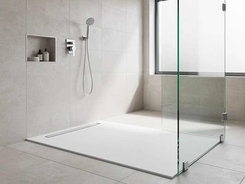Douche PMR de plain-pied à receveur extra-plat, accès large sans ressaut