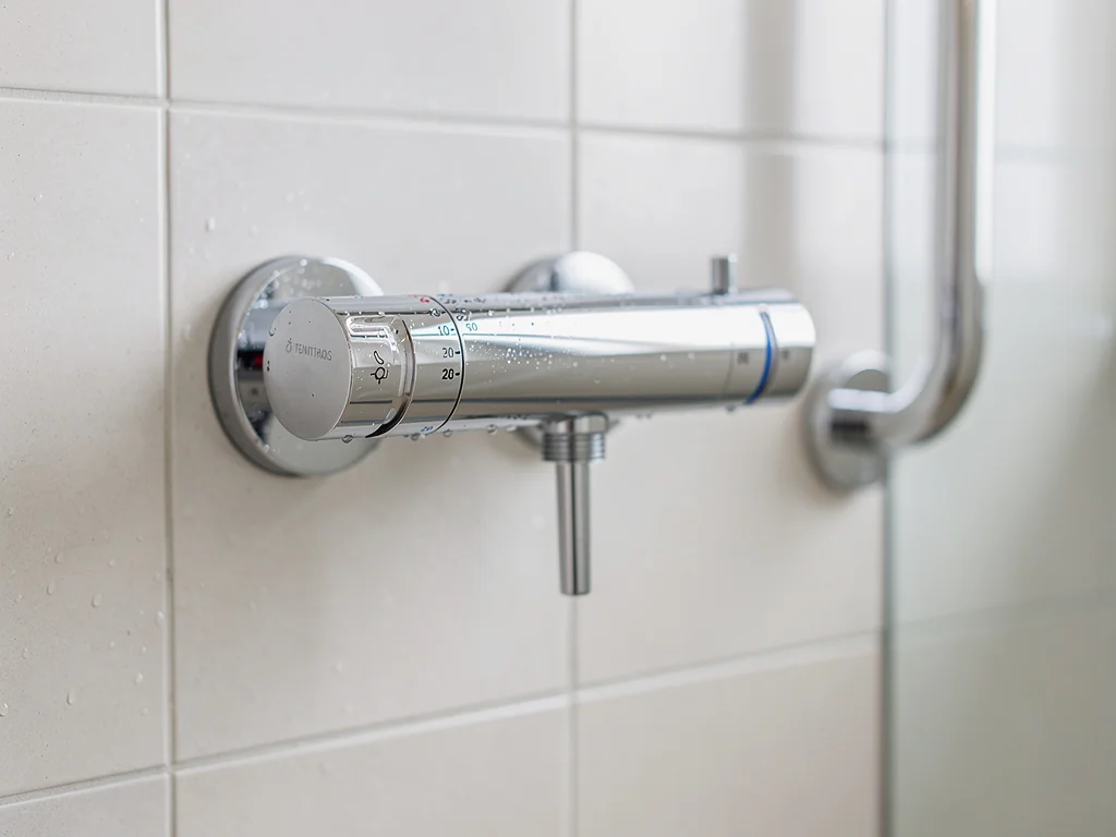 Mitigeur thermostatique posé à hauteur atteignable dans une douche sécurisée